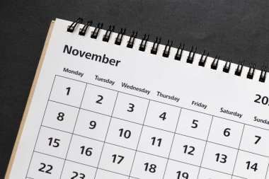 Siyah arkaplanda Kasım ayı takvim sayfası.