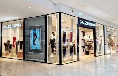 Poznan, Polonya - 7 Kasım 2023: Galeria Alışveriş Merkezi 'ndeki Calzedonia mağazası