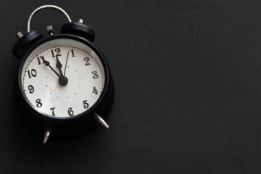 Siyah arkaplanda siyah alarm saati.