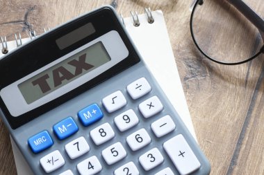 Hesap makinesi ekranında vergi kelimesi var. İş kavramı.