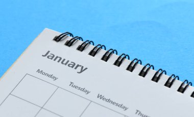 Ocak - dokulu kağıt, zaman ve iş konseptine karşı spiral masaüstü takvimi