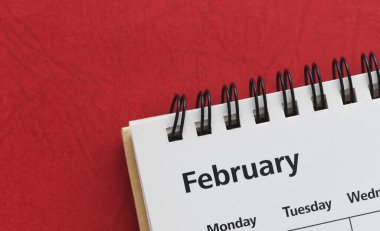 Şubat - dokulu kağıt, zaman ve iş konseptine karşı spiral masaüstü takvimi