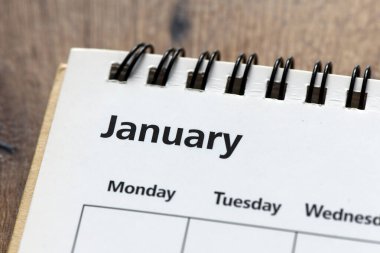 Takvimde tahtadan bir masanın üzerinde Ocak kelimesi var. Yılın başında, ilk ay tüm yıl için hazırlanma zamanıdır..