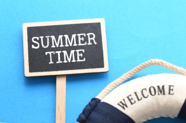 Bir tebeşir tahtasına yazılmış yaz zamanı kelimeleri. Yaz tatili zamanı..