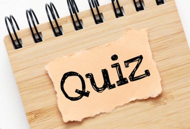 QuinZ kelimesi bir ofis defterine yazılmış küçük bir kağıt parçasına yazılmış. İş dünyasında kavram. 