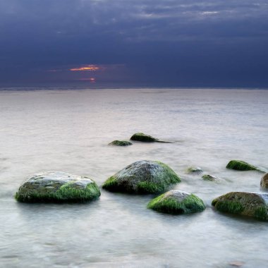 Sahildeki taşlar. Siyah beyaz fotoğraf..