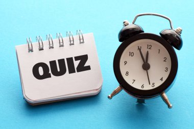 Mavi masadaki QUIZ sözcüğü.