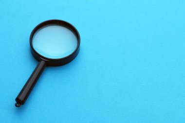 Mavi arkaplanda fotokopi alanı olan büyüteç büyüteç loupe arama sembolü