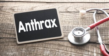 Steteskopun yanındaki küçük tebeşir tahtasında şarbon kelimesi..