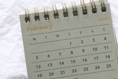 Şubat 2024 takvim kartı beyaz arkaplanda.