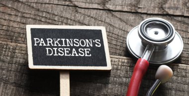 Parkinson 'un hastalıklı sözleri küçük bir tebeşir tahtasında, tahta bir masadaki steteskopun yanında..