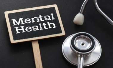 Küçük bir tebeşir tahtasında MENTAL Sağlık Sözcükleri.