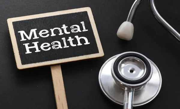 Küçük bir tebeşir tahtasında MENTAL Sağlık Sözcükleri.