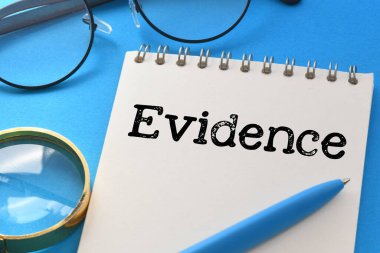 Ofis defterindeki kanıt kelimesi. İş kavramı.
