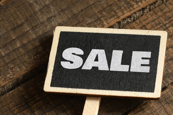 Продам слово на маленькой доске. Концепция для бизнеса.
