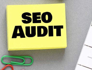 SEO AUDIT Sözcükleri küçük bir kağıt parçası üzerinde.