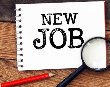 Ofis defterindeki yeni iş sözcükleri ahşap arka planda. İş değiştirme zamanı. İş kavramı..