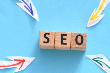 SEO sözcüğü mavi arkaplandaki çizik harflerden türemiştir.