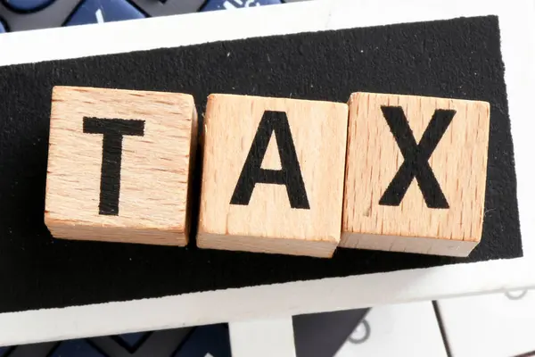 Tekst Tax Drewnianych Kostkach Koncepcja Działalności Podatkowej Zdjęcie Stockowe