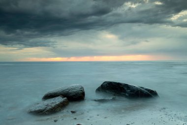 Bulutlu bir günde denizden gelen doğal manzara.