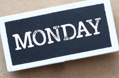 Pazartesi kelimesi küçük bir tebeşir tahtasında.