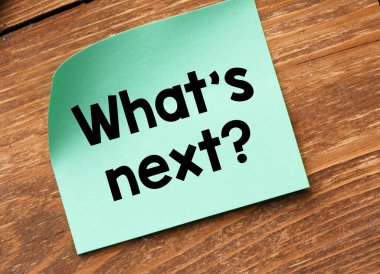 Küçük bir kağıt parçası ve ahşap bir masa üzerinde sonraki kelime nedir?.