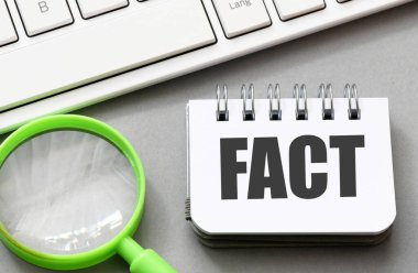 Gri bir masanın üzerindeki defterde 