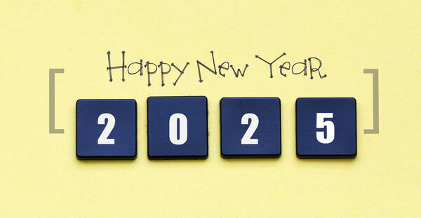 СЛЕДУЮТ новые слова 2025 года на желтом листе бумаги и черные ключи.