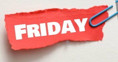 Cuma kelimesi küçük kırmızı bir kağıt parçasında.