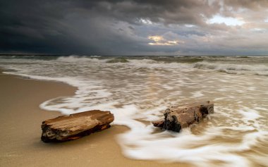 Bulutlu bir günde denizden gelen doğal manzara.