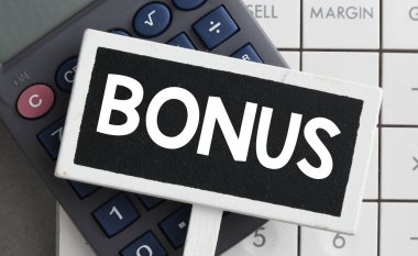 Küçük bir tebeşir tahtasında BONUS kelimesi.