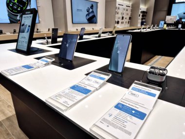 Poznan, Polonya 'da Samsung mağazası 10 Temmuz 2024: Yeni Samsung cihazlarının galası Galaxy Z Flip 6, Galaxy Z Fold 6, Galaxy Buds 3 Pro