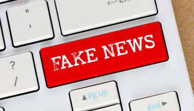 Bilgisayar klavyesinin kırmızı tuşundaki sahte haber sözcükleri.
