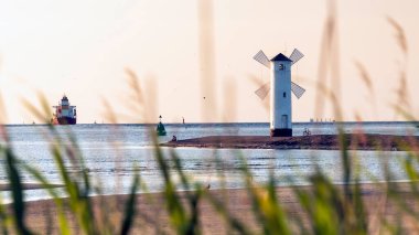 Polonya 'nın Baltık Denizi kıyısındaki bir limanı olan Swinoujscie' deki eski bir deniz fenerinin panoramik görüntüsü.