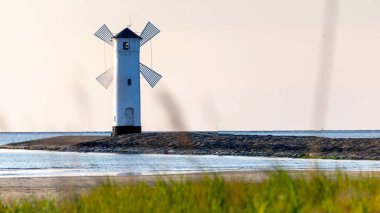 Polonya 'nın Baltık Denizi kıyısındaki bir limanı olan Swinoujscie' deki eski bir deniz fenerinin panoramik görüntüsü.