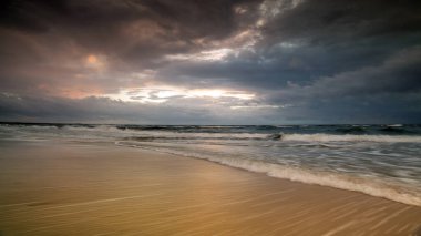 Bulutlu bir günde denizden gelen doğal manzara.
