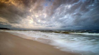 Bulutlu bir günde denizden gelen doğal manzara.
