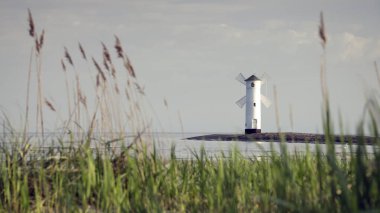 Polonya 'nın Baltık Denizi kıyısındaki bir limanı olan Swinoujscie' deki eski bir deniz fenerinin panoramik görüntüsü.