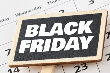 Kara Cuma kelimeleri tahtaya yazılmış. Mağazalarda terfi ve satış zamanı..