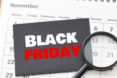 Kara Cuma metni takvime koyulmuş siyah bir kağıt üzerinde. Kasım, mağazalarda ve internette tanıtım süresidir..