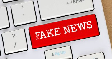 Bilgisayar klavyesinin kırmızı tuşundaki sahte haber sözcükleri.