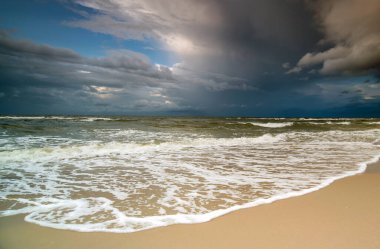 Bulutlu bir günde denizden gelen doğal manzara.