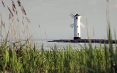 Polonya 'nın Baltık Denizi kıyısındaki bir limanı olan Swinoujscie' deki eski bir deniz fenerinin panoramik görüntüsü.