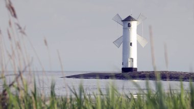 Polonya 'nın Baltık Denizi kıyısındaki bir limanı olan Swinoujscie' deki eski bir deniz fenerinin panoramik görüntüsü.