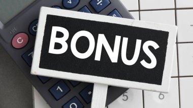 Küçük bir tebeşir tahtasında BONUS kelimesi.