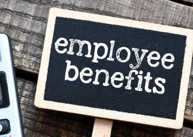 Küçük bir tebeşir tahtasında çalışan yardımları yazıyor. İş konsepti.