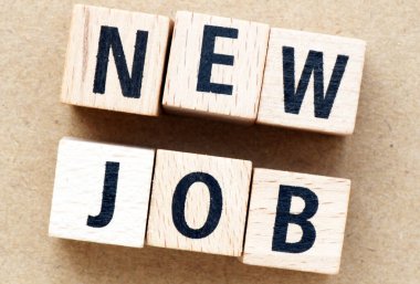 Ahşap harflerden oluşan yeni iş sözcükleri. İş için bir kavram.