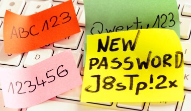 Yeni güçlü parola ve klavyenin yanındaki zayıf parola