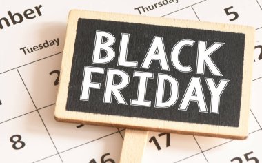 Bir takvimin üzerine yerleştirilmiş küçük bir yazı tahtasındaki KARAŞ KUŞAĞI sözleri.