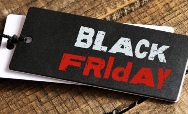 Bir kağıt parçasına yazılmış Kara Cuma kelimeleri. Mağazalarda terfi ve satış zamanı..